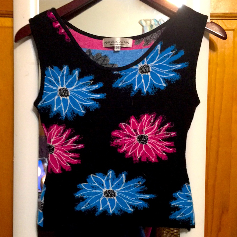 Angelica-Val sleeveless flower blouse